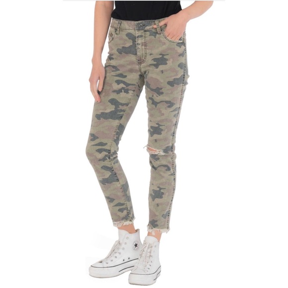 Kut from the Kloth Reese Fab Ab Ripped Camo Print High Waist Jeans Size 2 - Picture 2 of 8